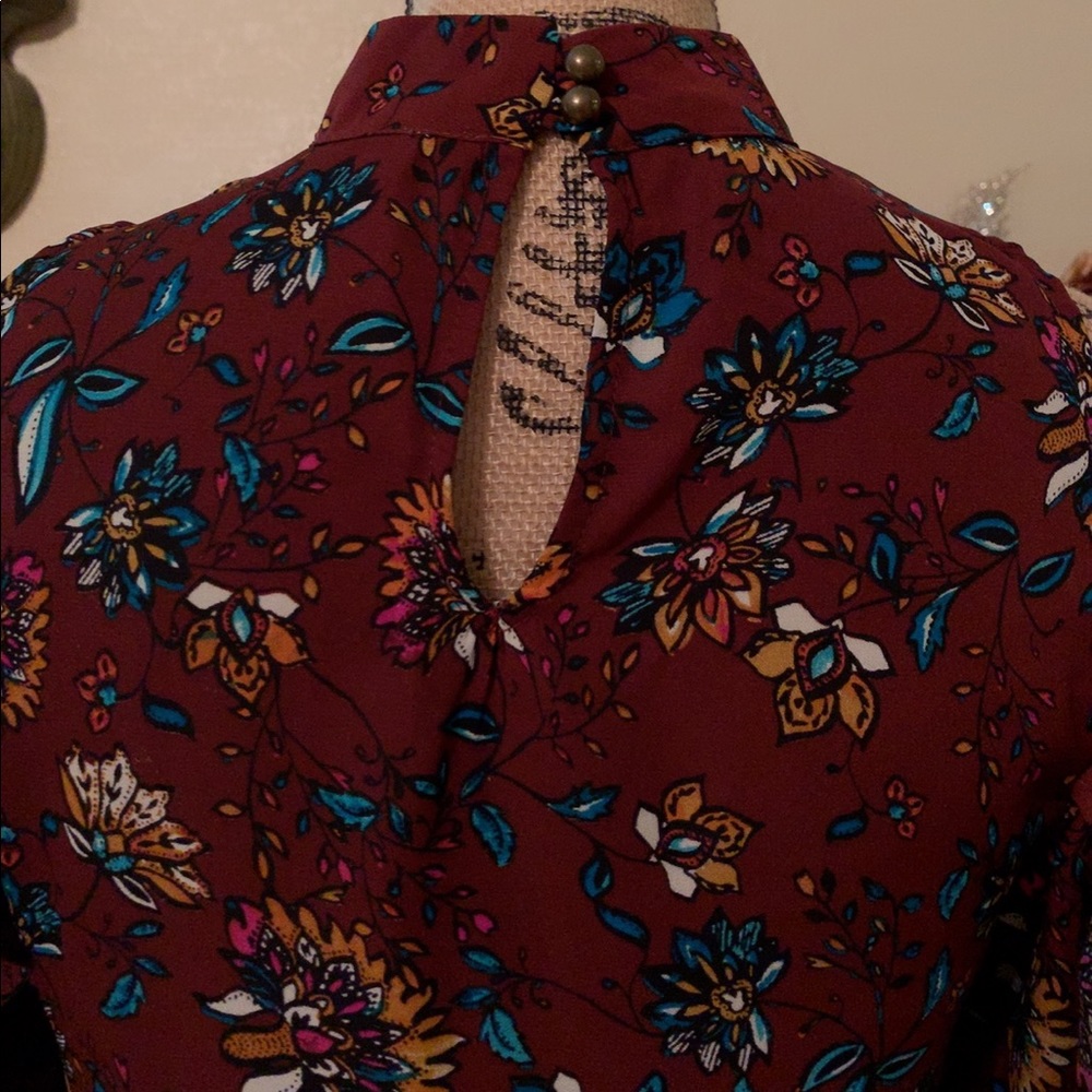 🚫SOLD🚫Blouse ♥️ - Picture 7 of 8